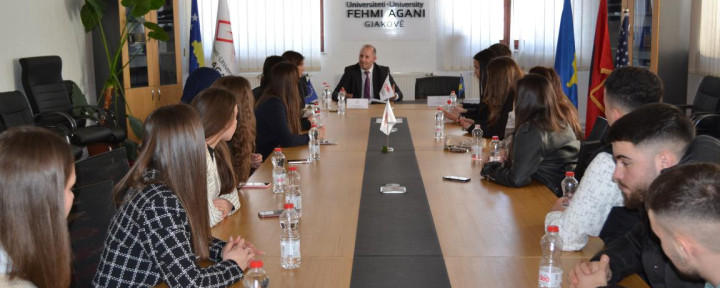 U.D Rektori Zeqir Hashani takohet me studentë të Univeristetit “Fehmi Agani”